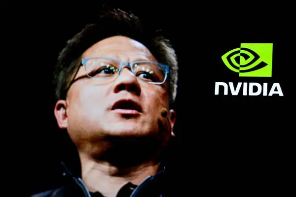 Endonezya-23 Nisan 2024: Arka planda Başkan Jensen Huang ile birlikte NVIDIA logosu.
