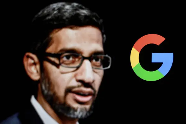 Endonezya-23 Nisan 2024: Google logosu, CEO Sundar Pichai ile birlikte arka planda.