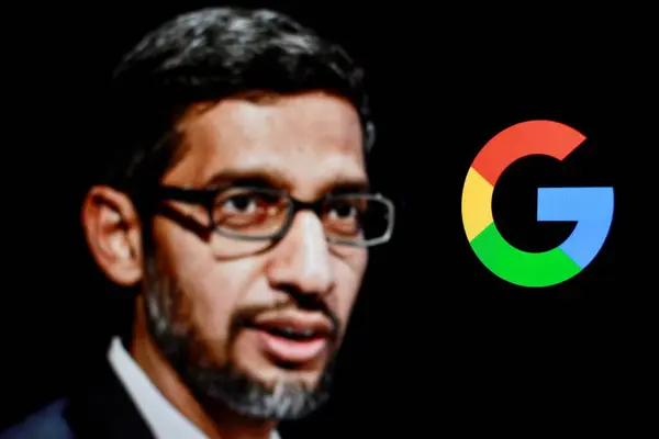 Endonezya-23 Nisan 2024: Google logosu, CEO Sundar Pichai ile birlikte arka planda.