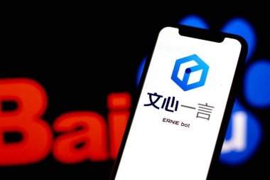 Endonezya-Nisan 25 2024: ERNIE Bot markası logosu arka planda Baidu logosu ile akıllı telefonda görülüyor. Baidu 'nun Al Chatbot' u. Ernie Bot, Baidu tarafından geliştirilen bir ChatGPT..