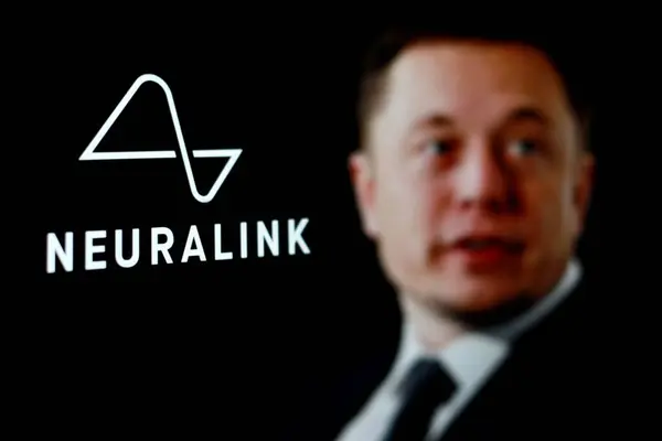 Endonezya-Nisan 26 2024: Arkaplanda CEO Elon Musk 'un bulunduğu Nöroteknoloji şirketi Nöroalink Corp' un logosu.