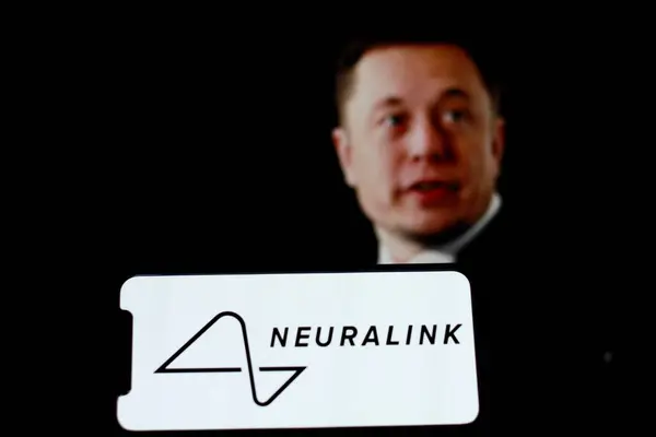 Endonezya-Nisan 26 2024: Nöroteknoloji şirketi logosu ve arka planında CEO Elon Musk olan akıllı telefon..