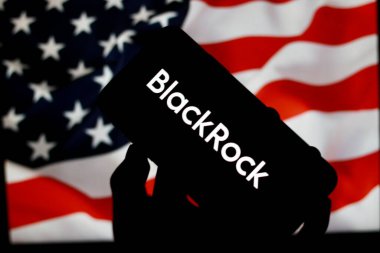 BlackRock logosu, finans teknolojisi şirketi, bir akıllı telefon ekranında sergileniyor. Endonezya - 28 Nisan 2024. ABD bayrak arka planı