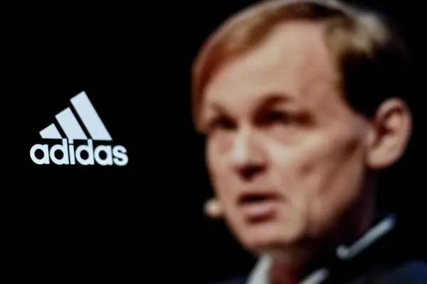 Adidas 'ın logosu arka planda CEO Bjrn Gulden ile birlikte akıllı telefon ekranında sergileniyor. Endonezya - 29 Nisan 2024.
