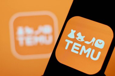 Endonezya-30 Nisan 2024: Bu fotoğrafta Temu logosu akıllı telefon ekranında gösterilen çevrimiçi pazar ekommersi..