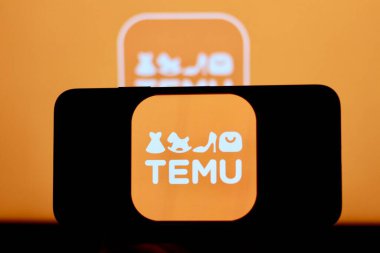 Endonezya-30 Nisan 2024: Bu fotoğrafta Temu logosu akıllı telefon ekranında gösterilen çevrimiçi pazar ekommersi..