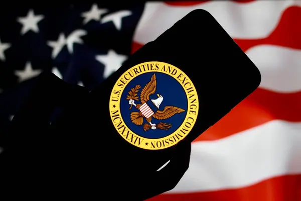 ABD Menkul Kıymetler ve Borsa Komisyonu, SEC, Amerikan bayrağıyla birlikte akıllı telefon ekranında sergilenmektedir. 