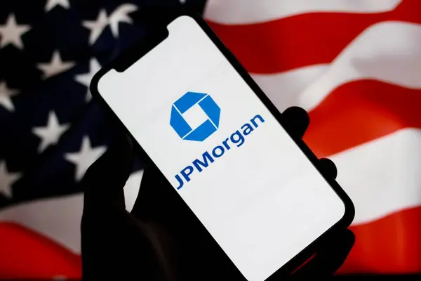 Akıllı telefonlu ve üzerinde JPMorgan Chase logosu olan el, akıllı telefon, Amerikan bankacılık şirketi,
