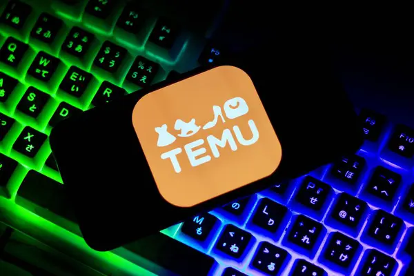 Endonezya-30 Nisan 2024: Bu fotoğrafta Temu logosu akıllı telefon ekranında gösterilen çevrimiçi pazar ekommersi..