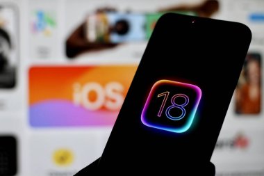 iOS 18 logosu Apple akıllı telefon ekranında görüntülenmektedir. Endonezya - 6 Nisan 2024.
