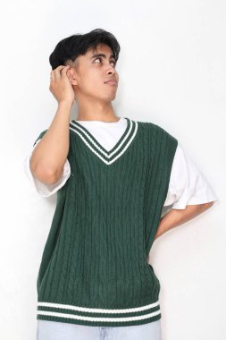 Genç Asyalı adam beyaz arka plana bakıyor.