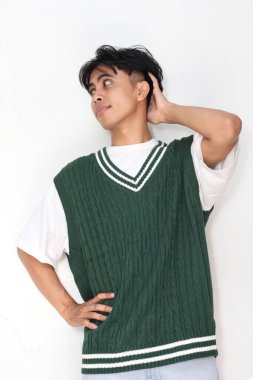 Genç Asyalı adam beyaz arka plana bakıyor.