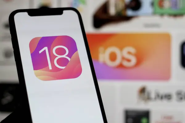 iOS 18 logosu Apple akıllı telefon ekranında görüntülenmektedir. Endonezya - 6 Nisan 2024.