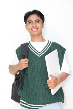 Beyaz arka planda dizüstü bilgisayarı olan genç bir öğrenci. 