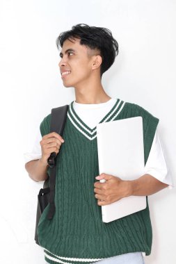 Bilgisayarlı genç bir öğrenci beyaz arka planda izole edilmiş.