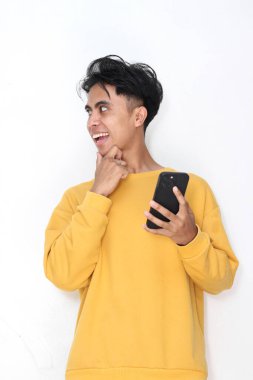 Akıllı telefonlu bir gencin portresi. Stüdyo fotoğrafı. 