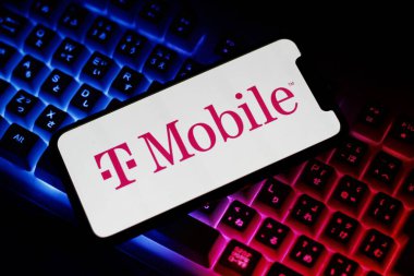 Bu fotoğrafta akıllı telefon ekranında T-Mobile logosu gösteriliyor. Endonezya - 16 Mayıs 2024.