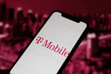 Bu fotoğrafta akıllı telefon ekranında T-Mobile logosu gösteriliyor. Endonezya - 16 Mayıs 2024.