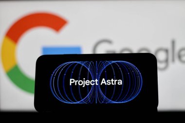 Bu fotoğrafta Google Project Astra logosu smartphone.Endonesia - 16 Mayıs 2024.