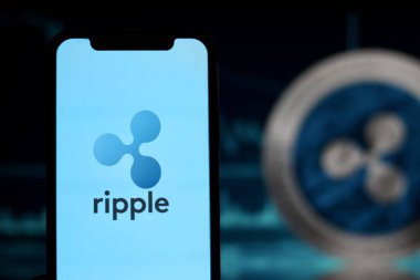 Bu fotoğraf dalgalı xrp logosu Finansal Teknoloji şirketi Ripple Lab 'a ait. Akıllı bir telefondan görüntülendi