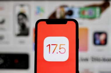 Bu fotoğrafta yeni iOS 17.5 Apple akıllı telefon ekranında gösteriliyor. Endonezya - 17 Mayıs 2024