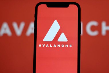 Bu fotoğrafta Avalanche Avax Kripto para birimi logosu akıllı telefon ekranında gösteriliyor. Endonezya - 18 Mayıs 2024.