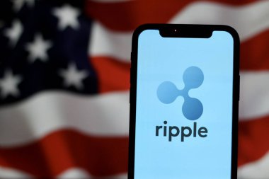 Bu fotoğraf dalgalı xrp logosu Finansal Teknoloji şirketi Ripple Lab 'a ait. Akıllı bir telefondan görüntülendi