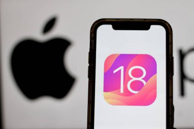 Apple IOS 18 Logosu iPhone ekranında görüntülenir. Arka planda IOS Kullanıcı Arayüzü. iOS 18, 18 Mayıs 2024 'te iPhone. Endonezya' da önemli bir güncelleme olacak..