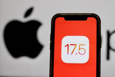 Bu fotoğrafta yeni iOS 17.5 Apple akıllı telefon ekranında gösteriliyor. Endonezya - 17 Mayıs 2024