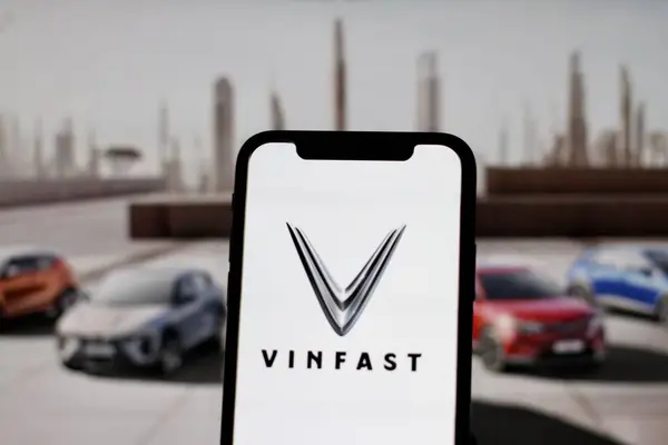 Bu fotoğrafta Vietnamlı otomotiv şirketi Vinfast 'ın logosu akıllı bir telefonda sergileniyor. Endonezya-16 Mayıs 2024.
