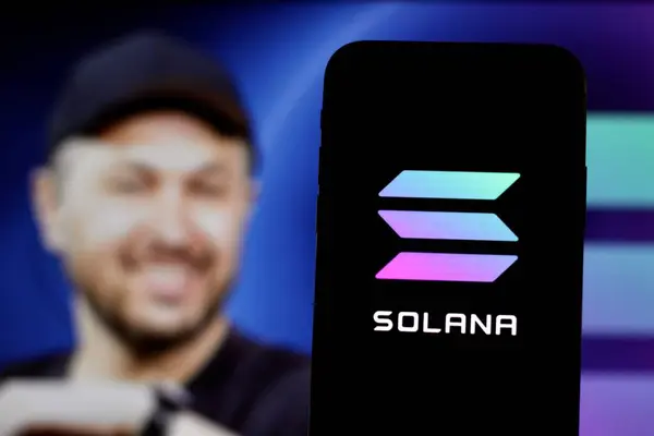 Bu fotoğrafta Solana Kripto Para Birimi logosu arka planda CEO Anatoly Yakovenko ile birlikte bir akıllı telefon ekranında sergilenmektedir. Endonezya-17 Mayıs 2024.