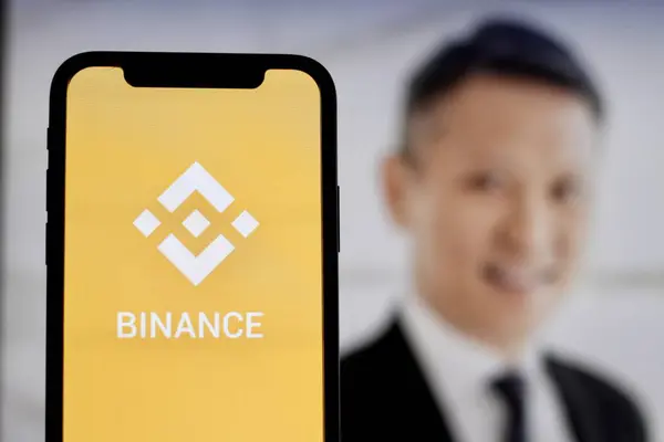 Bu fotoğrafta Kripto Para Birimi logosu arka planda CEO Richard Teng ile birlikte akıllı telefon ekranında sergileniyor. Endonezya-17 Mayıs 2024.