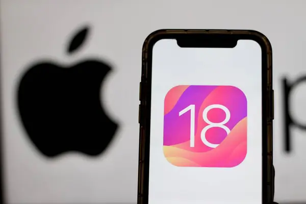 Apple IOS 18 Logosu iPhone ekranında görüntülenir. Arka planda IOS Kullanıcı Arayüzü. iOS 18, 18 Mayıs 2024 'te iPhone. Endonezya' da önemli bir güncelleme olacak..