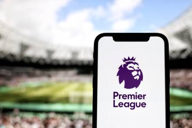 Bu fotoğrafta Premier Lig logosu arka planda stadyum bulunan bir akıllı telefon ekranında sergileniyor. Endonezya-18 Mayıs 2024.