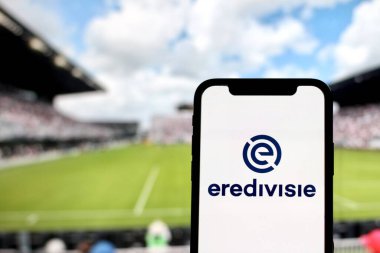Bu fotoğrafta Hollanda Ligi Eredivisie logosu arka planda stadyum bulunan bir akıllı telefon ekranında sergilenmektedir. Endonezya-18 Mayıs 2024.