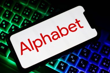 Bu fotoğrafta The logo of Alphabet.Inc şirketi ve holdingi Google tarafından oluşturuldu. Endonezya - 18 Mayıs 2024