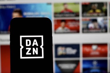 Bu fotoğrafta DAZN Group 'a ait bir İngiliz spor medya şirketi olan DAZN' nin logosu akıllı telefon ekranında sergilenmektedir. Endonezya - 18 Mayıs 2024