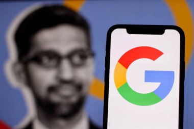 Bu fotoğrafta Google logosu arka planda CEO Sundar Pichai ile birlikte akıllı telefon ekranında gösteriliyor. Endonezya - 18 Mayıs 2024