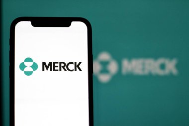 Bu fotoğrafta The logo of Merck and Co. Merck, ABD 'li çok uluslu bir ilaç şirketidir. Endonezya - 18 Mayıs 2024