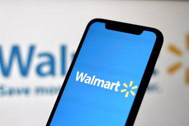 Bu fotoğrafta Walmart logosu akıllı telefon ekranında gösteriliyor. Endonezya - 18 Mayıs 2024