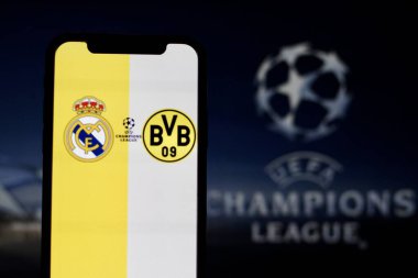 Bu resimde UEFA Şampiyonlar Ligi finalinde Real Madrid ve Borussia Dortmund futbol kulüplerinin logoları ile UEFA Şampiyonlar Ligi finali 2024 - 18 Mayıs 2024