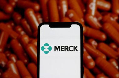 Bu fotoğrafta The logo of Merck and Co. Merck, ABD 'li çok uluslu bir ilaç şirketidir. Endonezya - 18 Mayıs 2024