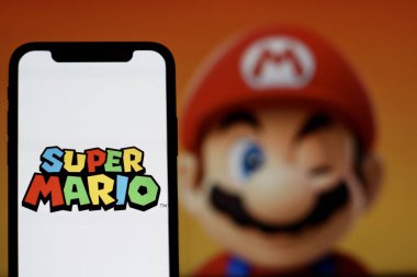 Bu fotoğrafta Süper Mario 'nun logosu akıllı telefon ekranında sergileniyor. Endonezya - 18 Mayıs 2024