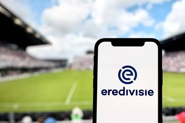 Bu fotoğrafta Hollanda Ligi Eredivisie logosu arka planda stadyum bulunan bir akıllı telefon ekranında sergilenmektedir. Endonezya-18 Mayıs 2024.