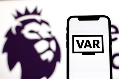 Bu fotografta The VAR veya video yardımcı hakem arka planda Premiere League logosu var. Endonezya - 20 Mayıs 2024.