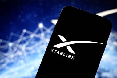 Bu resimde, Starlink logosu akıllı bir telefondan gösteriliyor.