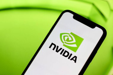 Bu resimde, NVIDIA logosu bir akıllı telefonda görüntülenir 