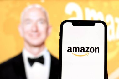 Ini bu fotoğraf Amazon uygulama logosu (Amazon.com) CEO Jeff Bezos ile arka planda