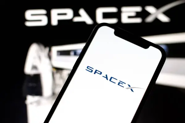 Bu resimde, SpaceX logosu akıllı bir telefondan gösteriliyor. Endonezya - 20 Mayıs 2024.