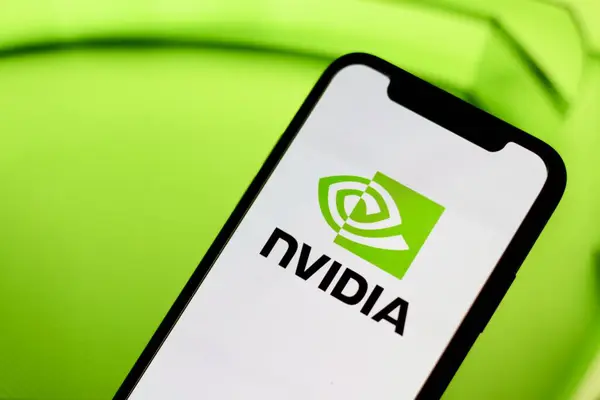 Bu resimde, NVIDIA logosu bir akıllı telefonda görüntülenir 